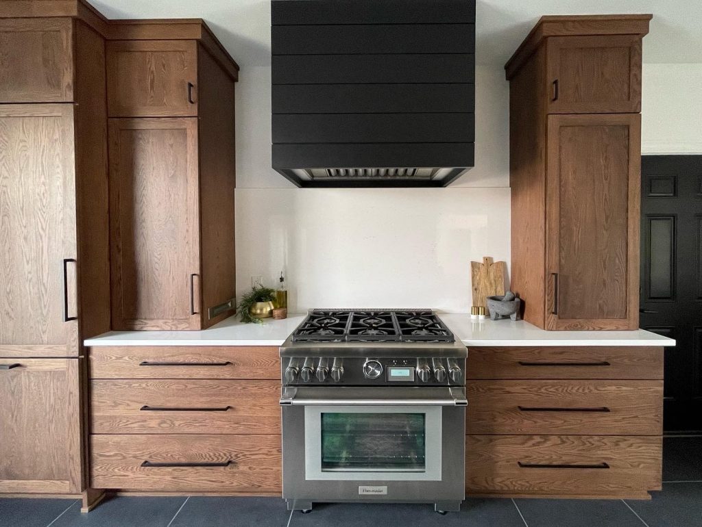 white quartz backsplash in modern kitchen